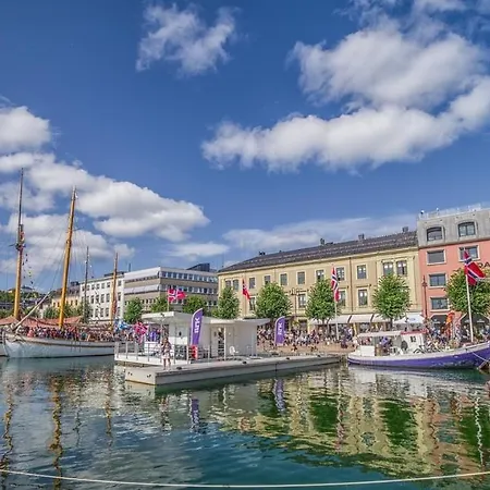 Stylish & By The Pier Cozy Balcony Apartman Arendal