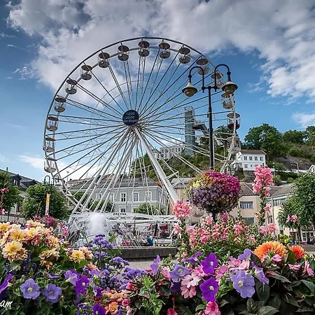Stylish & By The Pier Cozy Balcony *
