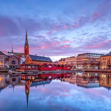 Stylish & By The Pier Cozy Balcony Apartman