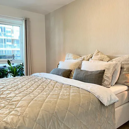 Stylish & By The Pier Cozy Balcony