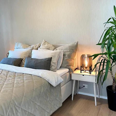 Stylish & By The Pier Cozy Balcony Apartman