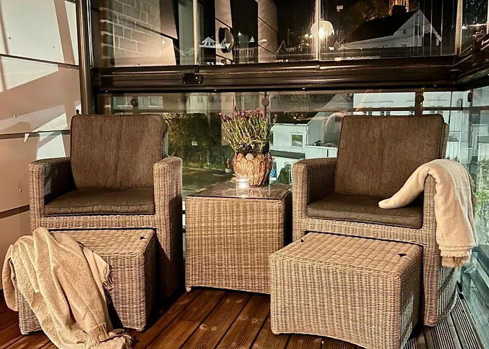 Stylish & By The Pier Cozy Balcony